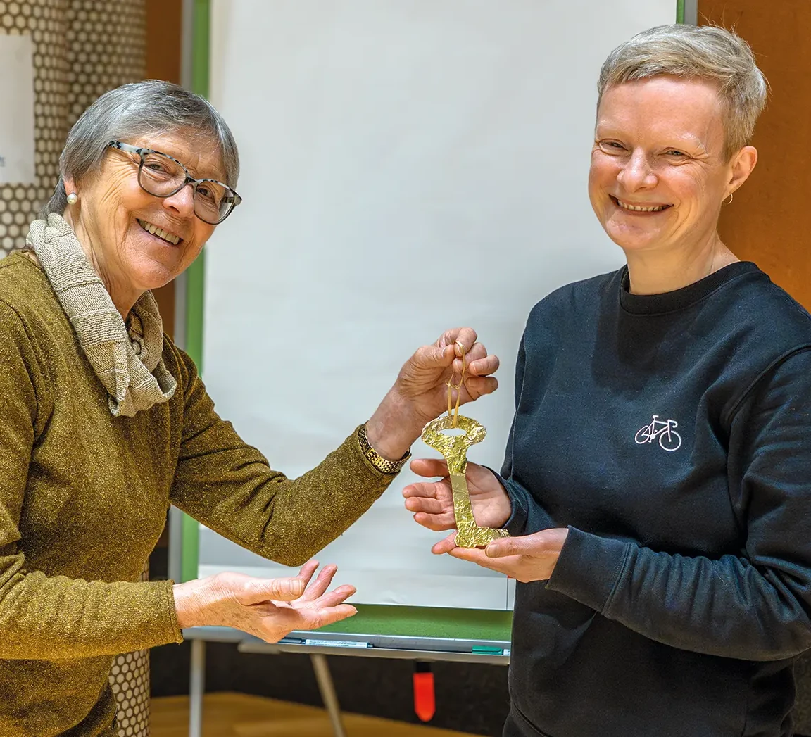Nach Anne Wehr trägt zukünftig Anke Bruß den goldenen Schlüssel für die ADFC-Geschäftsstelle