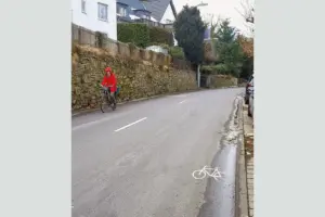 Schmale Fahrbahn, Mini-Fahrradpiktogramm Schmale Fahrbahn, Mini-Fahrradpiktogramm