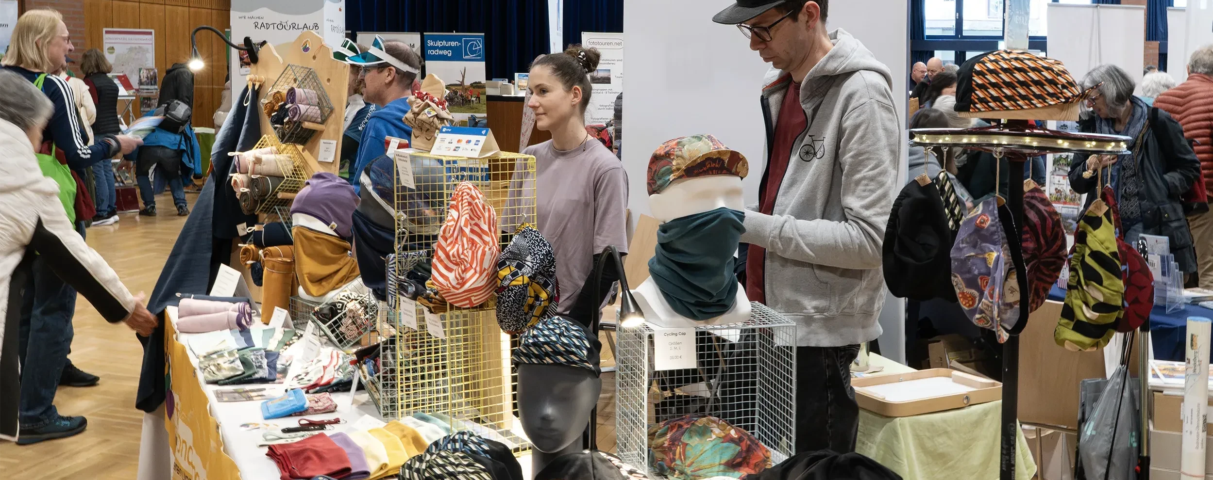 ADFC Rad+Reise 2026: Hier der Stand von MANUC, einer Manufaktur nachhaltiger Outdoor-Begleiter und AccessoiresAlle Fotos: Peter Sauer und Eckehard Wolf