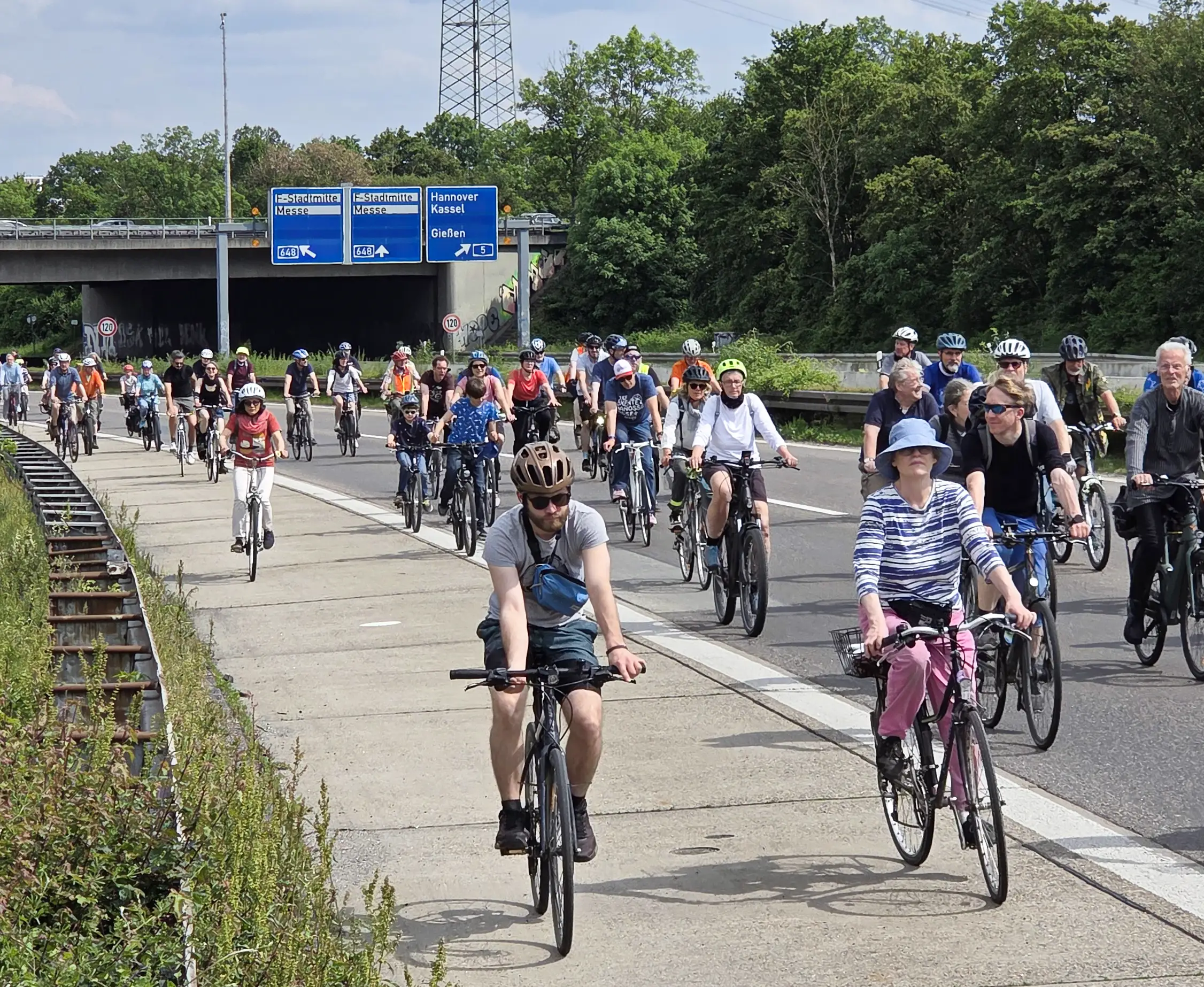 5.000 Radfahrerinnen und Radfahrer auf der Autobahn

Zukunft statt Beton:Großdemo „Stopp A5 Ausbau“

 Hier  gibt's den Bericht zur Veranstaltung