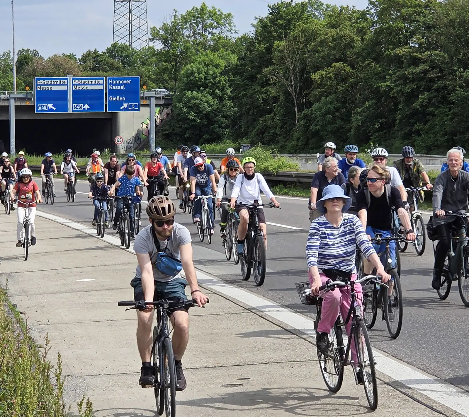 5.000 Radfahrerinnen und Radfahrer auf der Autobahn

Zukunft statt Beton: Großdemo „Stopp A5 Ausbau“

 Hier  gibt's den Bericht zur Veranstaltung