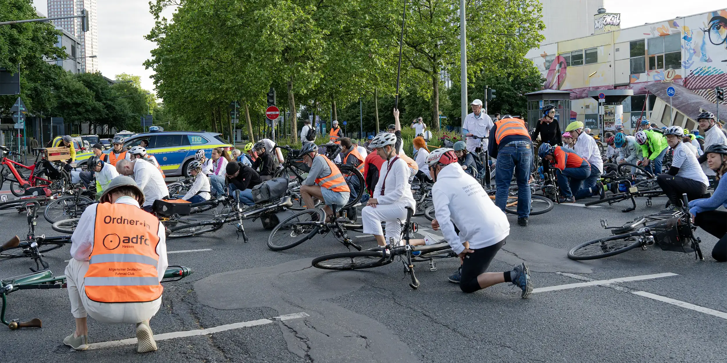 Ride of Silence Mai 2026 - Gedenkminute an der Kreuzung  Bockenheimer Anlage
alle Fotos: Eckehard Wolf | ADFC Frankfurt Foto AG