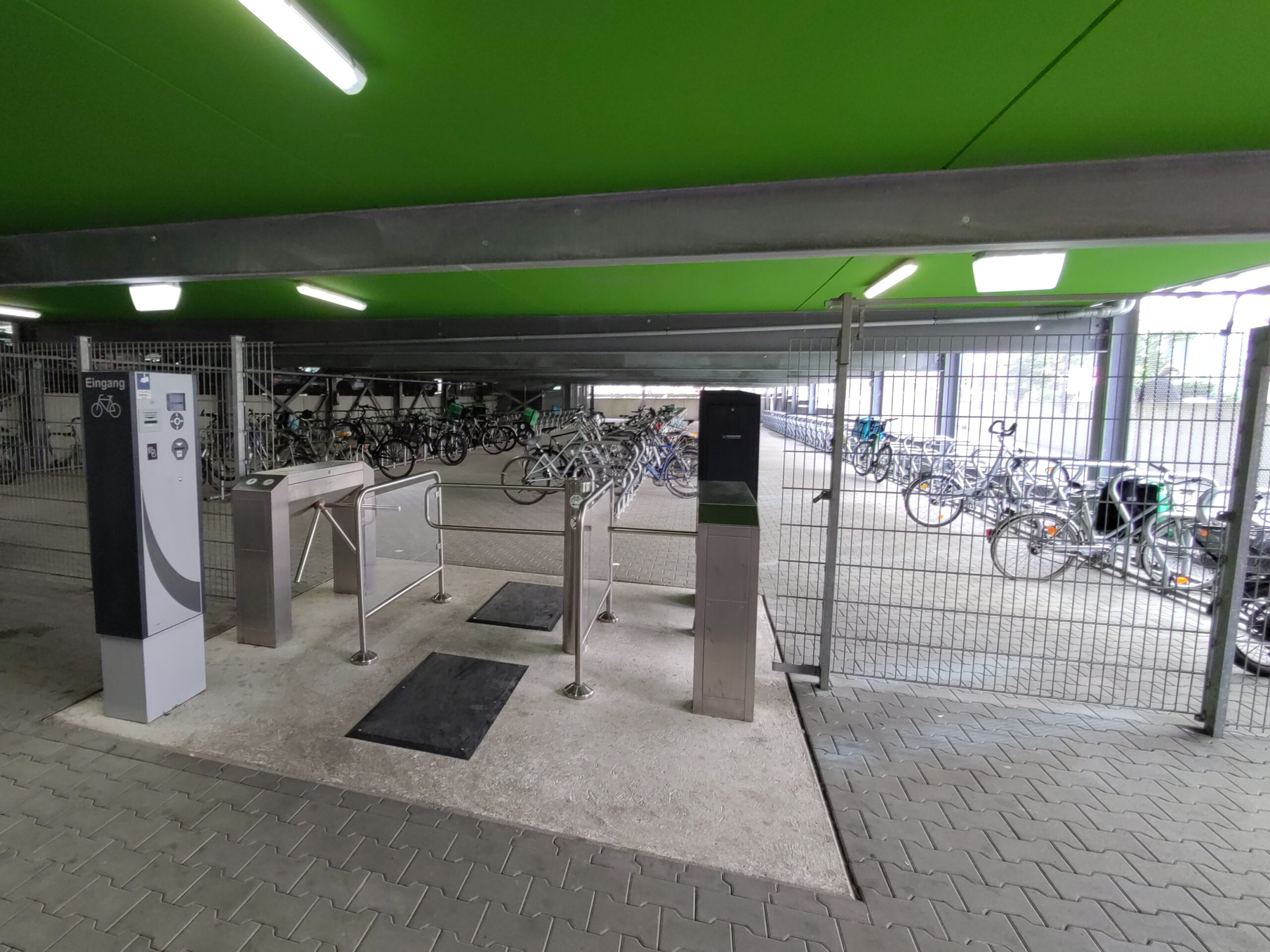 Eingang Fahrradparkhaus HBF