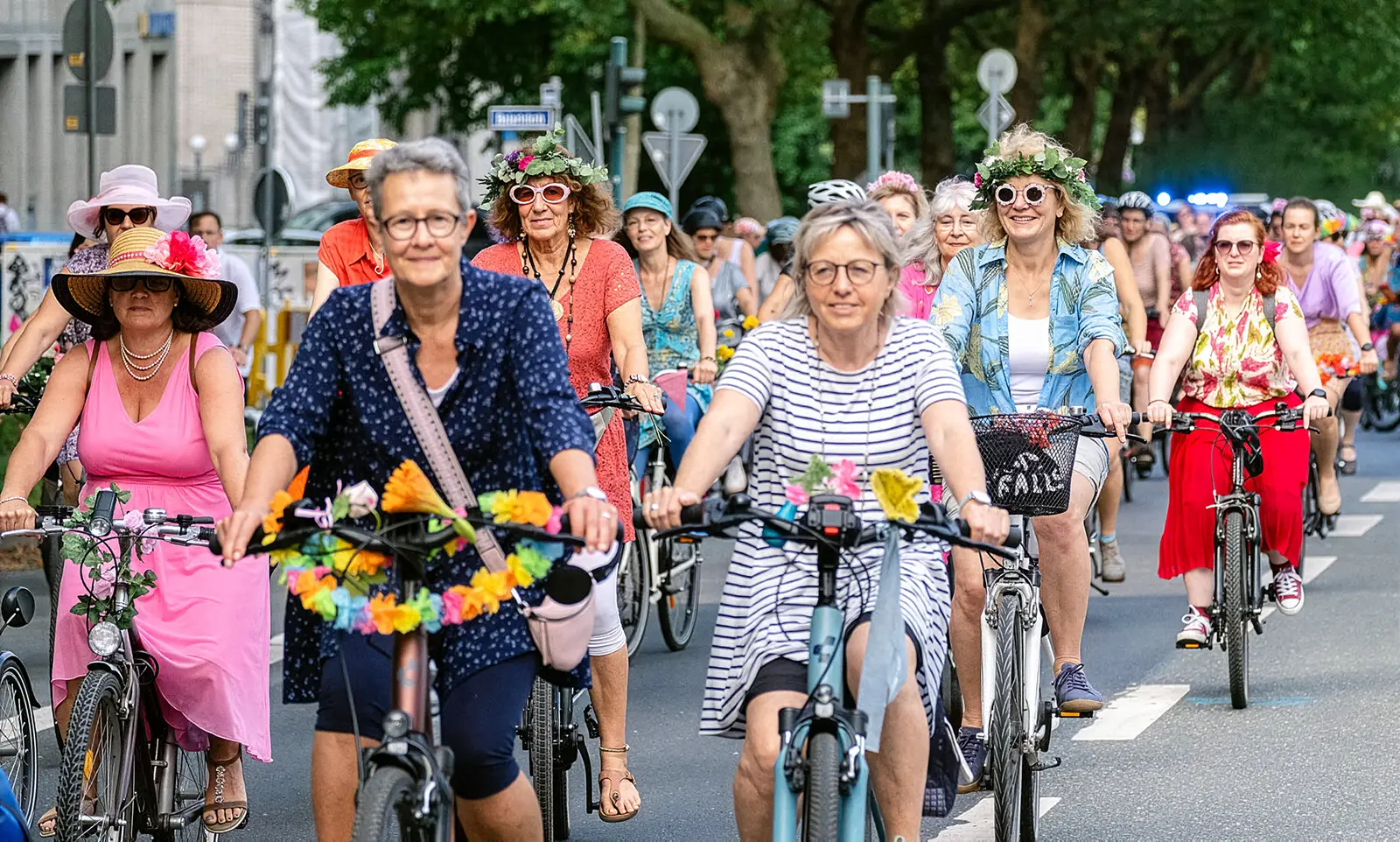 Frauen, Fahrrad, Freiheit! Mitfahren beim ersten Frankfurter Fancy Women Bike Ride am Sa., 8. August 2026
© Sivani Boxall In a vision Photography. Mit freundlicher Genehmigung des FancyWomen Bike Rides Essen