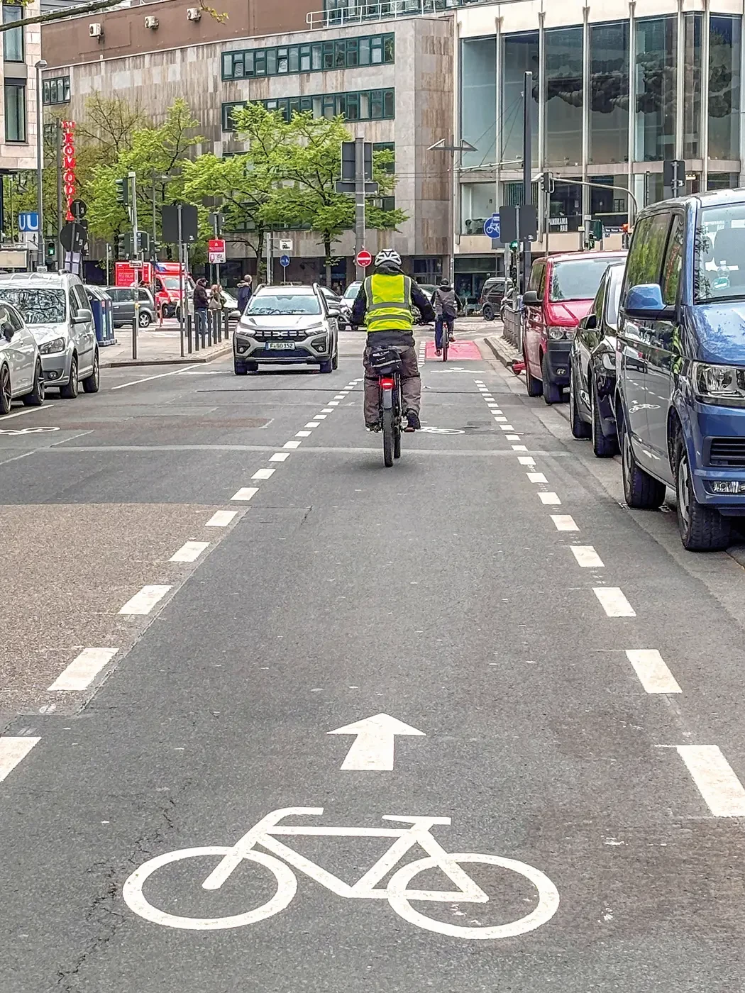 Neuer, breiter Radstreifen auf der Friedenstraße