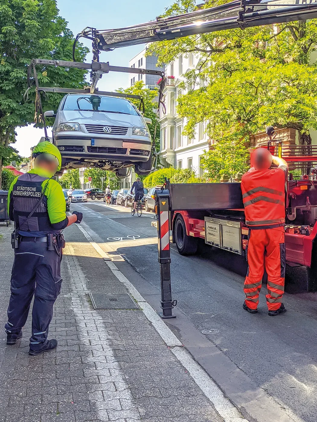 Ein Auto wird von einem Ladekran auf einen LKW gehoben