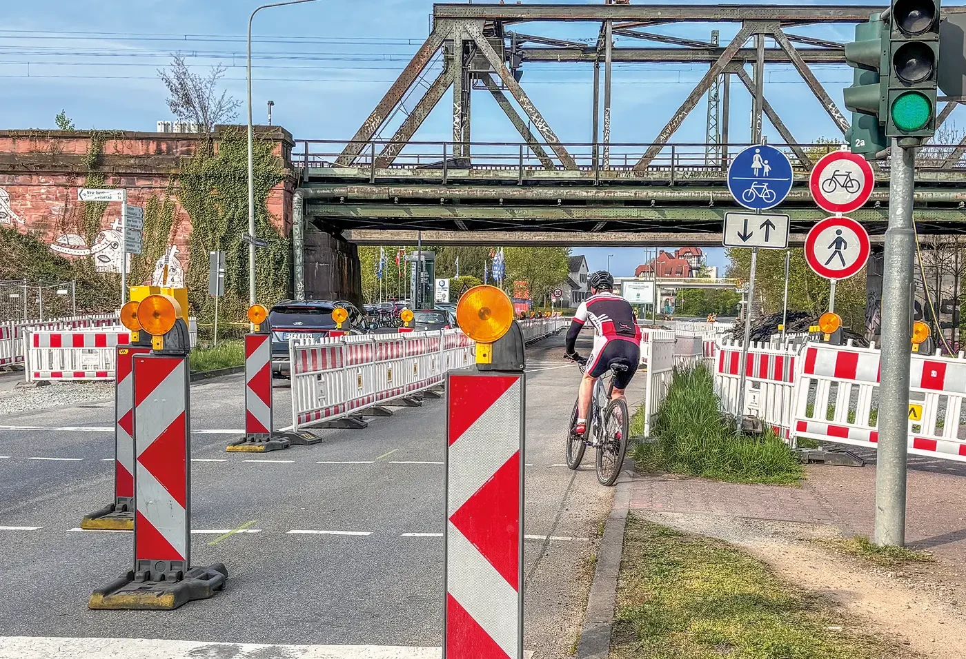 Sichere Führung des Radverkehrs an einer Baustelle: In Niederrad wurde dazu eine Kfz-Fahrspur umgewidmet<br><span class="image-copyright">Peter Sauer</span>