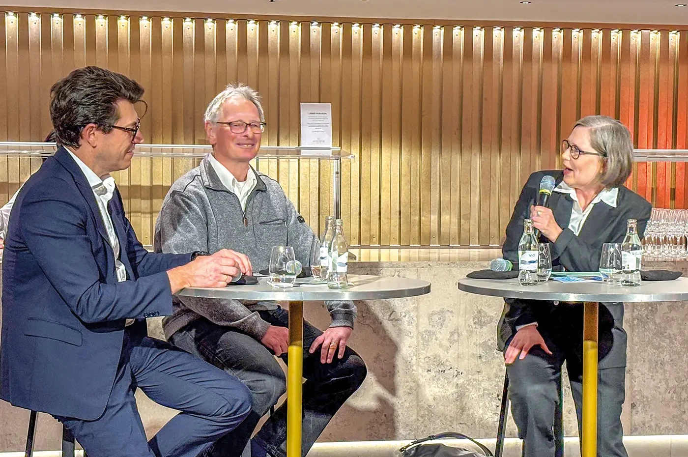 „Talk an der Bar“ über Nachhaltigkeit und das „Grüne Abo“ in der Alten Oper, hier mit Markus Klose (CEO Zurich Insurance Europe AG), Bertram Giebeler (ADFC) und Moderatorin Natascha Pflaumbaum<br><span class="image-copyright">Peter Sauer</span>