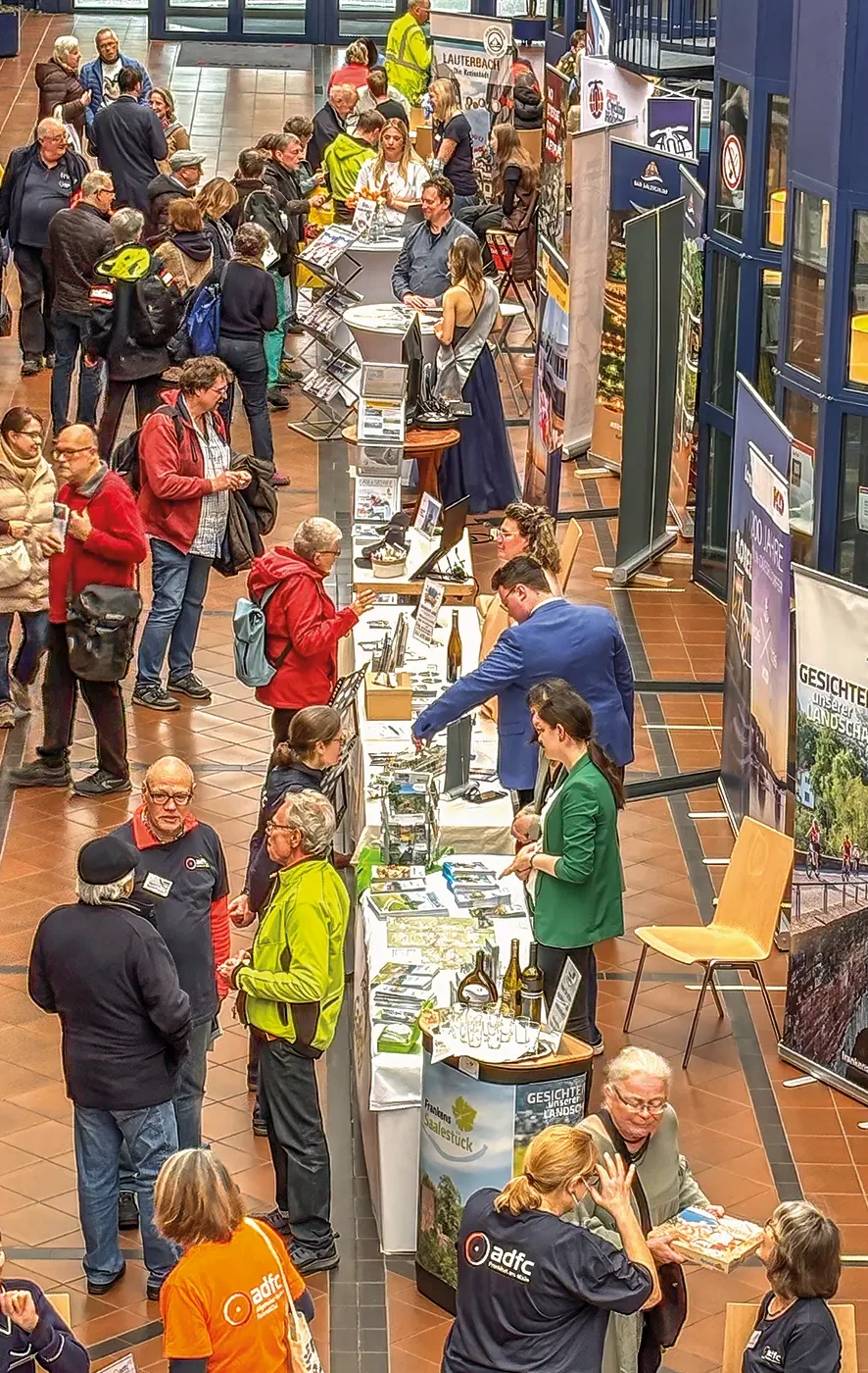 Im Foyer des Saalbau Bornheim tummeln sich viele Besucher:innen
