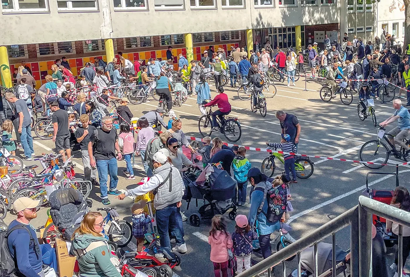 Ziemlich viel los beim Fahrrad-Flohmarkt auf dem Hof der Kerschensteinerschule<br><span class="image-copyright">Daniela Evers</span>