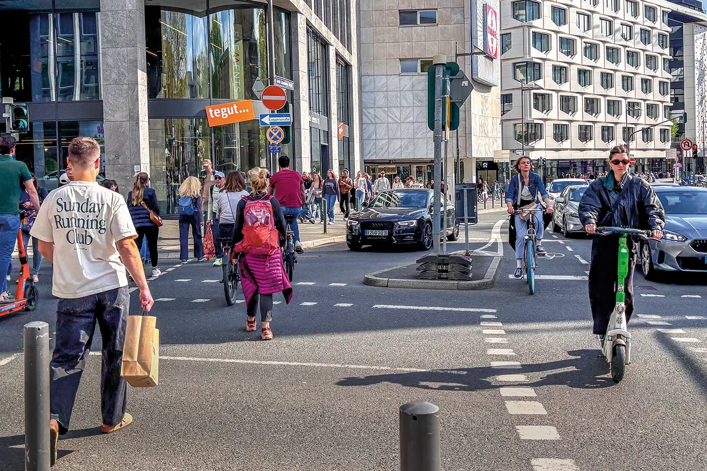 Ob zu Fuß, mit dem Rad, dem Roller oder im Auto – wir sind alle Teil des Verkehrs<br><span class="image-copyright">Peter Sauer (3)</span>