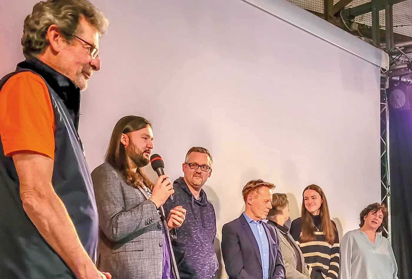 ADFC-Vorsitzender Didier Hufler (links) fragt die Kreistagskandidat:innen Tobias Raum (VOLT, mit Mikrofon), Robert Hohmann (Freie Wähler), Jean Fiedler (Taunusliste), Beate Denfeld (SPD), Charlotte Stöckel (CDU), Patricia Pevelin (GRÜNE), was sie für den Radverkehr tun werden<br><span class="image-copyright">ADFC Hochtaunus</span>