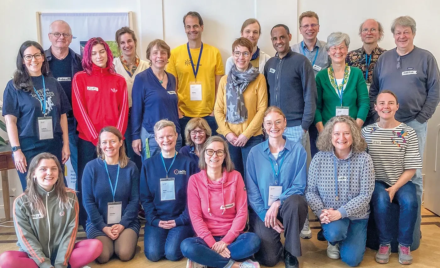 Gruppenbild mit ADFC Frankfurt: Anke Bruß (Reihe vorn, 3. von links) inmitten der Teilnehmenden am Initiativentreffen der Polytechnischen Gesellschaft<br><span class="image-copyright">Polytechnische Gesellschaft</span>