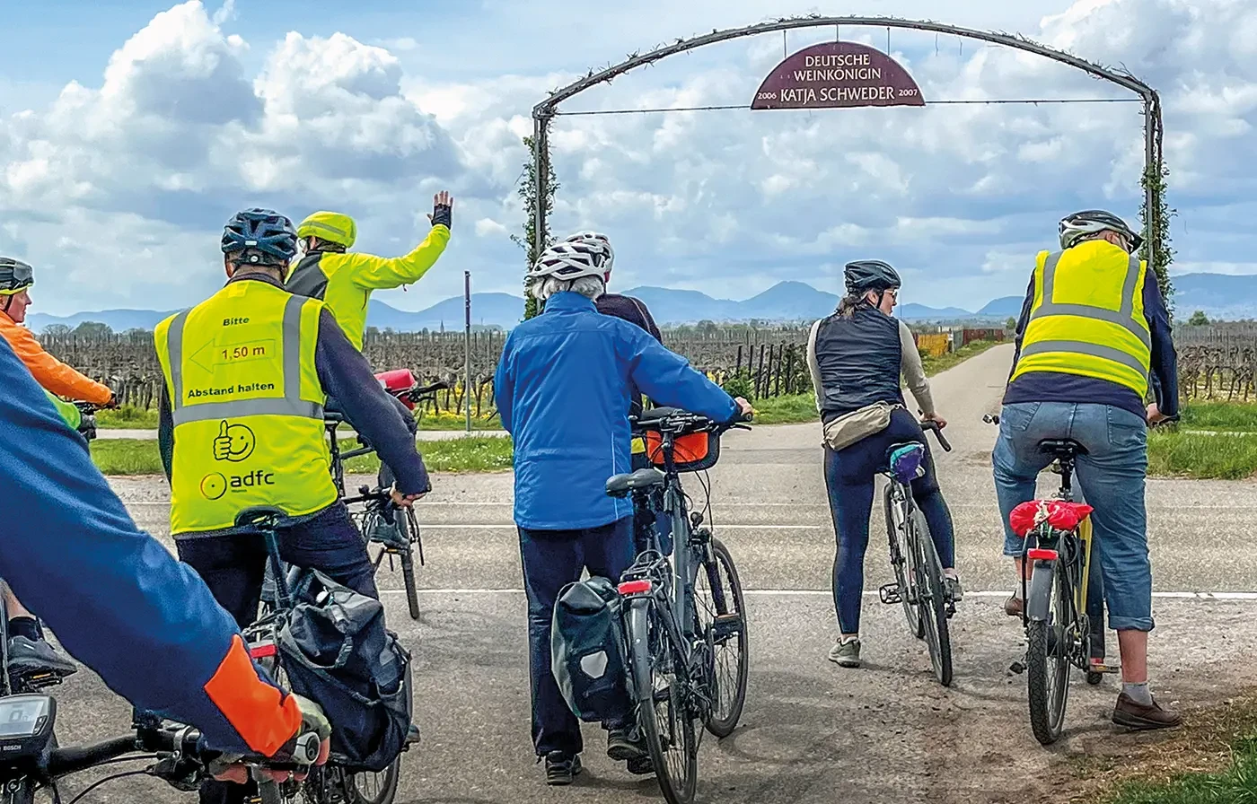 Übung „Ausfahrt“ bei der Tourguide-Ausbildung. Wichtige Regel: Wenn der Tourguide den Arm hebt, ist von den Teilnehmenden erhöhte Aufmerksamkeit gefordert<br><span class="image-copyright">Renate Lauffenburger</span>