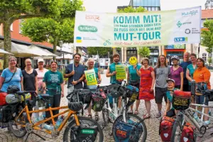 Gruppenfoto mit Mitfahrenden und „Offiziellen“ in Groß-Gerau.