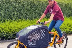 Marcel auf einem seiner sieben Räder.