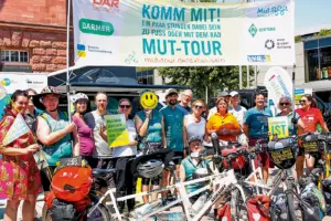 Teilnehmende der MUT-TOUR bei der Abschlusskundgebung