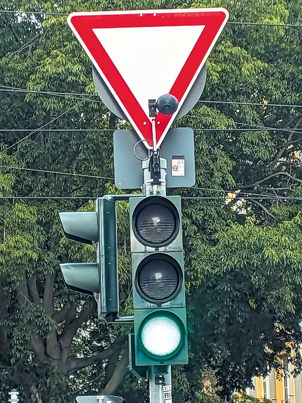 An der Ampel ist ein Sensor angebracht. Dieser erkennt Fahrradfahrende und löst die Grünschaltung aus.
