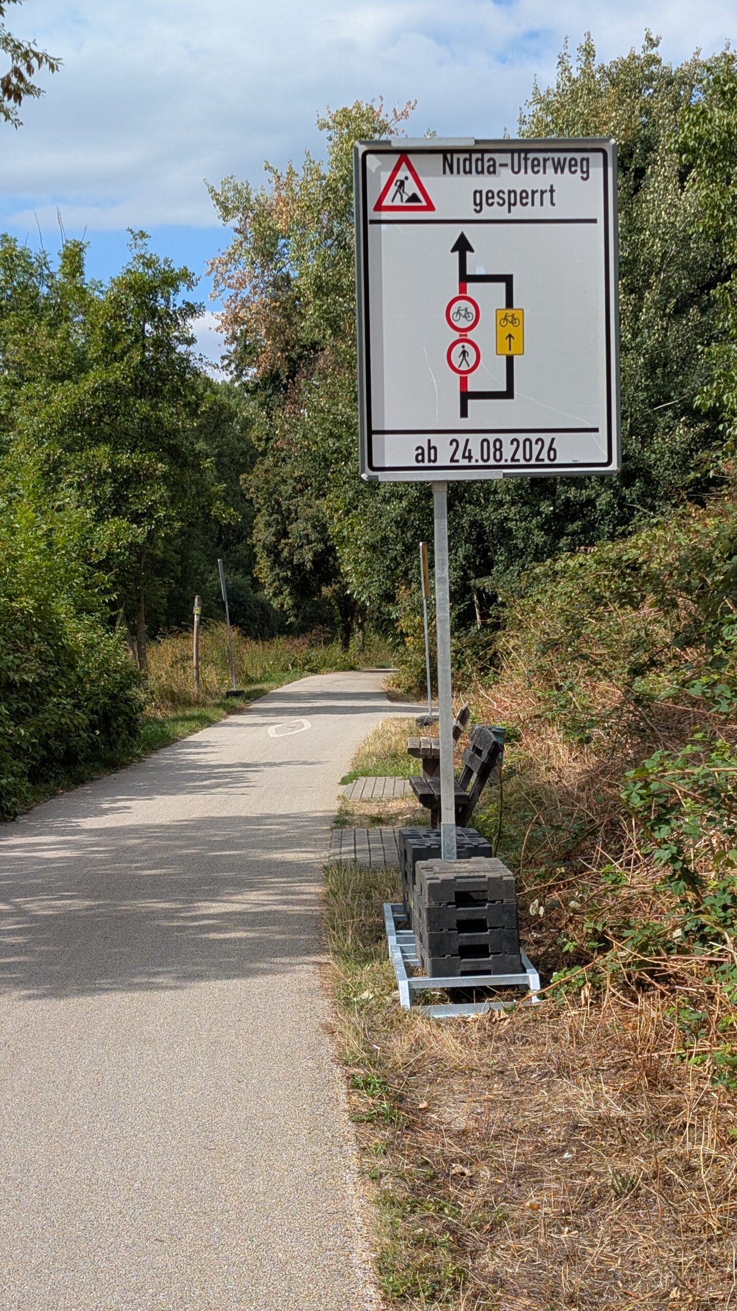 Umleitung Nidda Eschersheim-Bonames:Ost Umleitung des Nidda-Uferwegs zwischen Eschersheim und Bonames: Umleitungsschild Ost