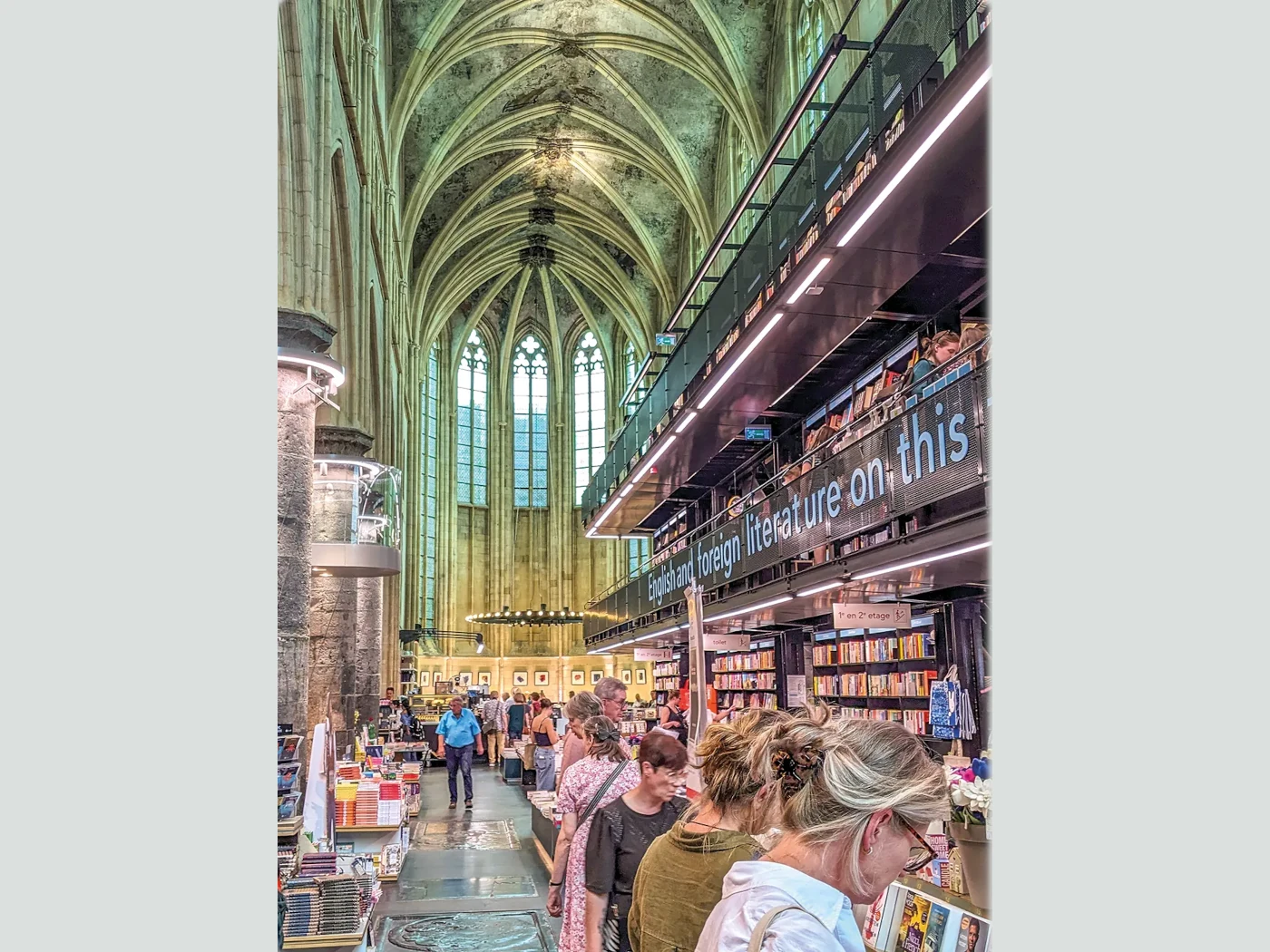 In Maastricht ist Zeit für Sehenswürdigkeiten. Hier der Buchladen in der Dominikanerkirche