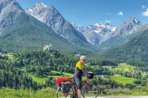 Hoch über dem Inn: Unterengadin bei Scuol mit Schloss Tarasp Hoch über dem Inn: Unterengadin bei Scuol mit Schloss Tarasp