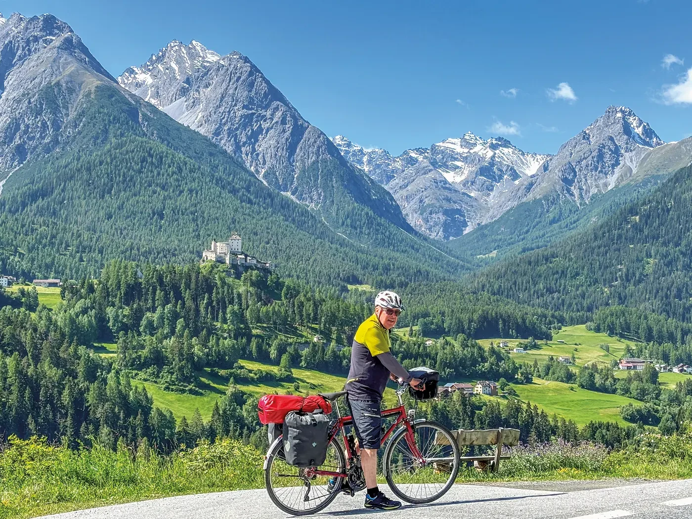 Hoch über dem Inn: Unterengadin bei Scuol mit Schloss Tarasp