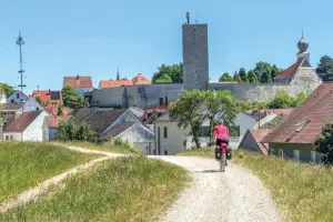 Schotterpiste auf dem Deich: Donauradweg bei Vohburg Schotterpiste auf dem Deich: Donauradweg bei Vohburg