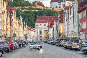 Trotz Autos sehenswert: Die „Neustadt“ in Landshut mit Burg Trausnitz Trotz Autos sehenswert: Die „Neustadt“ in Landshut mit Burg Trausnitz