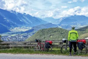 Blick auf das Inntal. Gleich geht es steil bergab nach Telfs Blick auf das Inntal. Gleich geht es steil bergab nach Telfs
