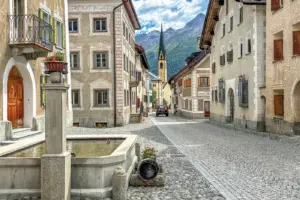 Typische Engadiner Häuser und Dorfbrunnen in S-chanf Typische Engadiner Häuser und Dorfbrunnen in S-chanf