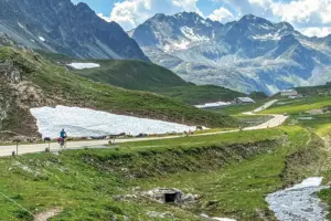 Albula-Pass, hinten das Hospiz auf der Passhöhe Albula-Pass, hinten das Hospiz auf der Passhöhe